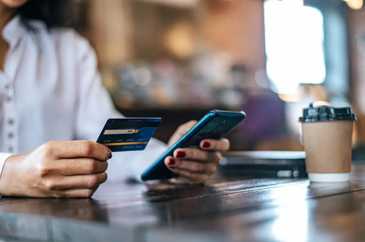 pay goods by credit card through smartphone coffee shop